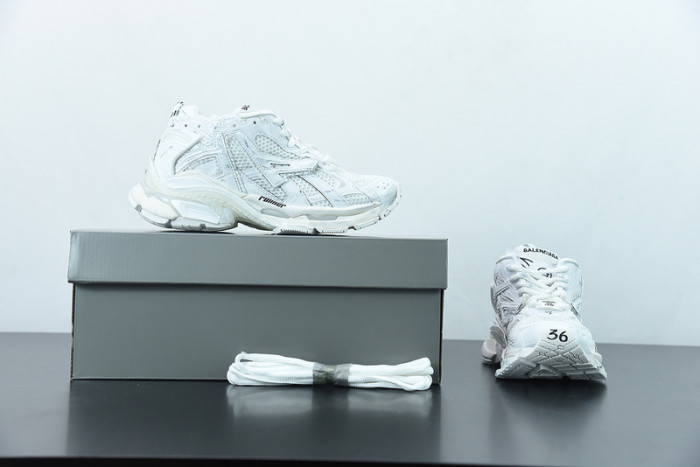 SNEAKER RUNNER 12
