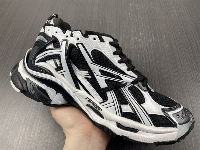SNEAKER RUNNER 25