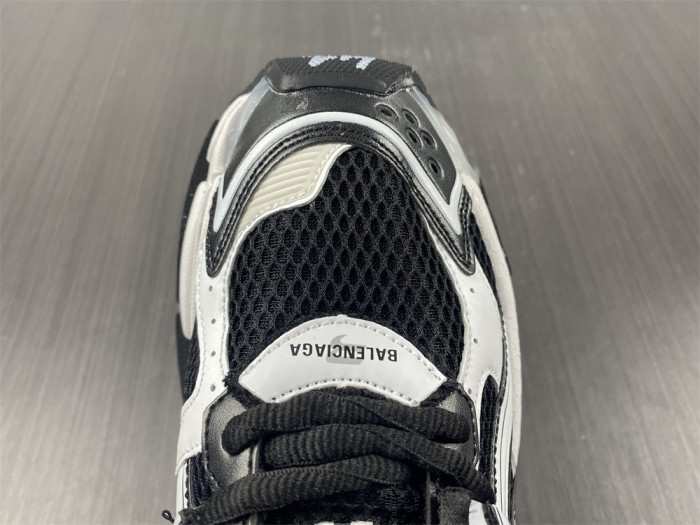 SNEAKER RUNNER 25