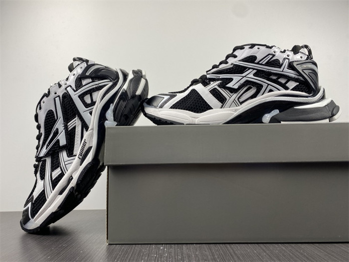 SNEAKER RUNNER 25