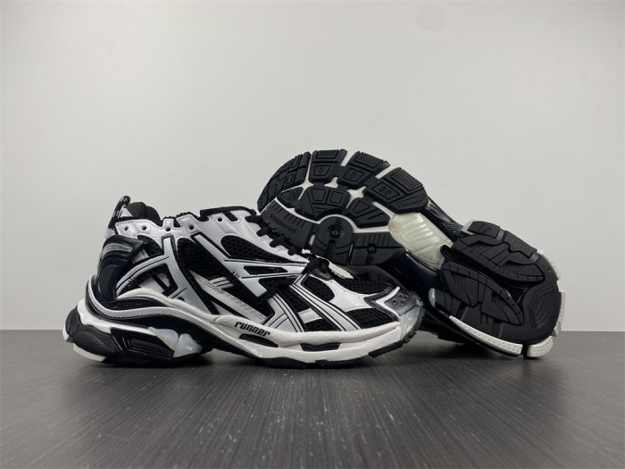 SNEAKER RUNNER 25