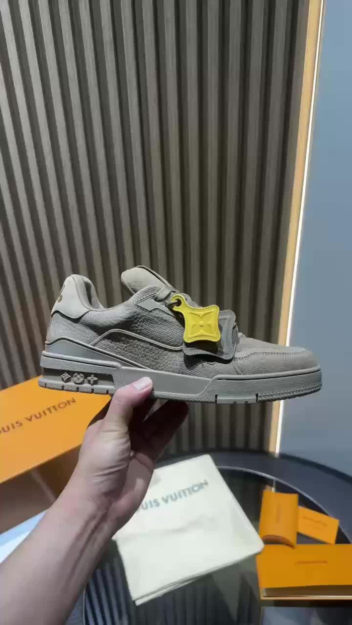 LV snekaers 147