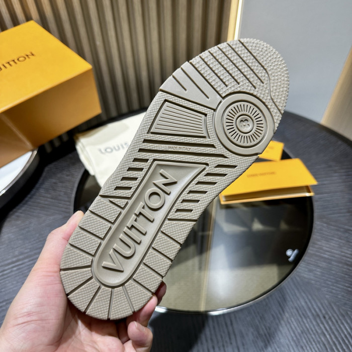 LV snekaers 147